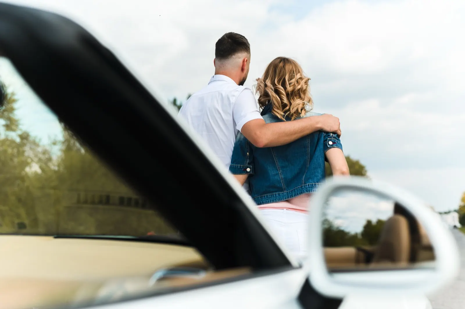 Cena ilustrativa de um casal junto ao carro